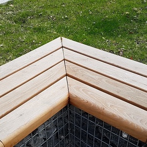 Zoom sur une assise d'angle en bois