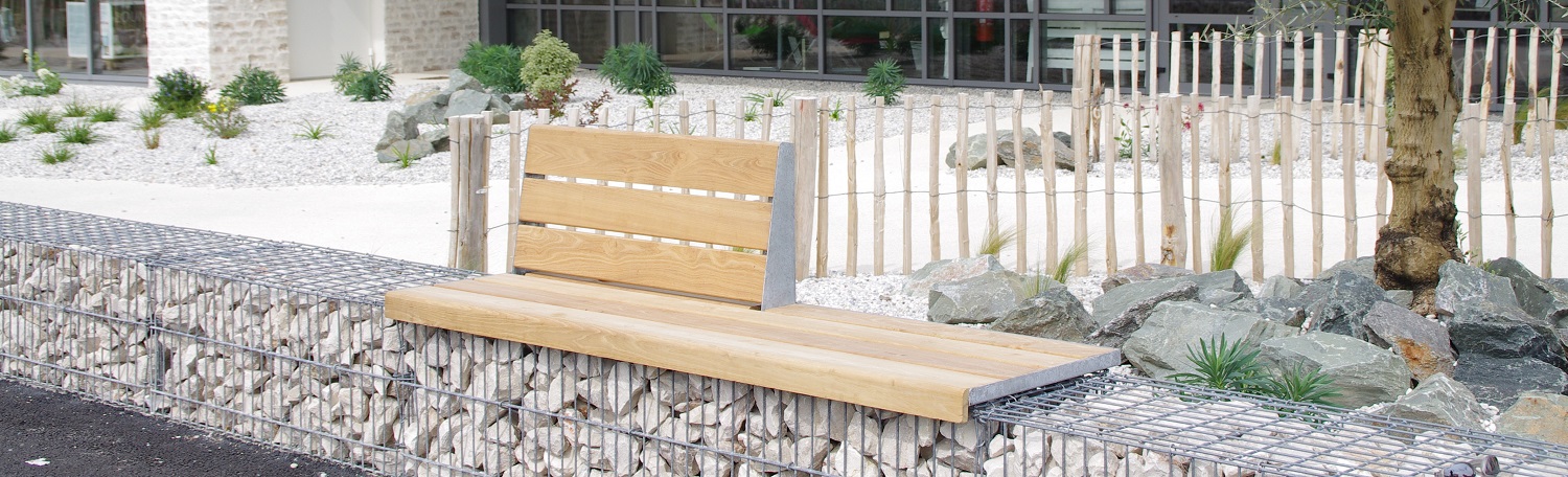 Assise bois avec dossier posée sur un mur de pierres en gabion