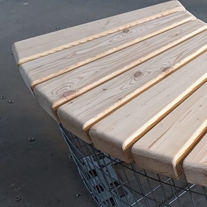 Vue détaillée des lames bois d'une assise arrondie